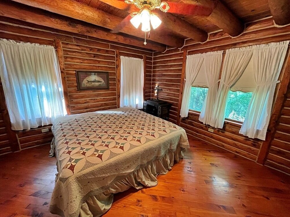 Cozy Snowshoe Log Cabin with Deck and Fireplace, Pet Friendly Cass Vrbo