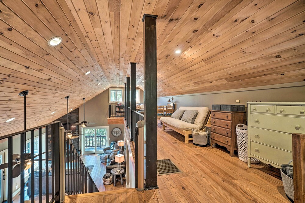 Riverfront Tallulah Falls Cabin w/ Hot Tub! Lakemont Vrbo