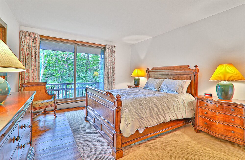 Hawk Mountain home with a sauna, wooded views, fireplace, & washer