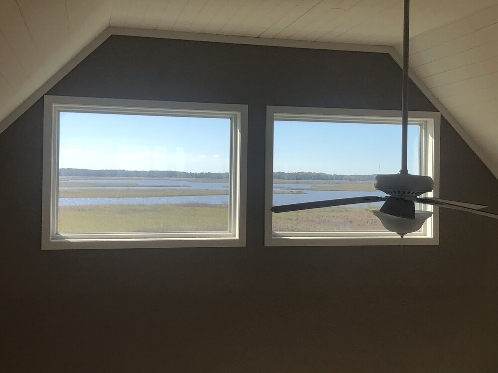 A wonderful retreat in this unique bayside village! New 2024kitchen