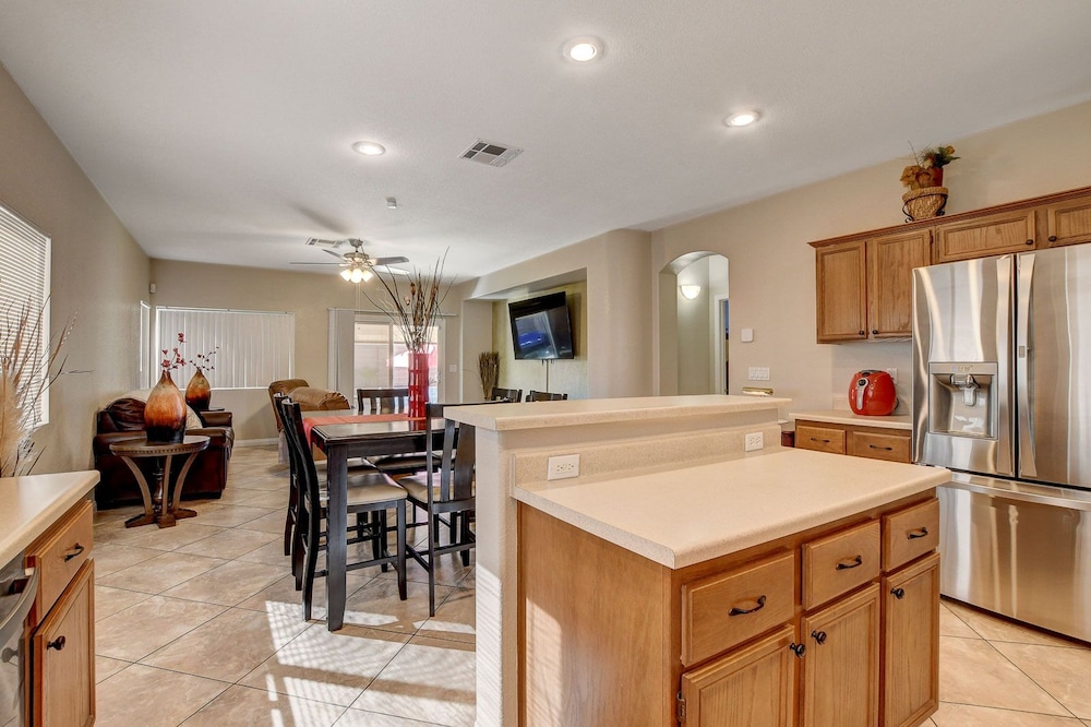 Unique Home, Pool, Hot Tub & Game Room