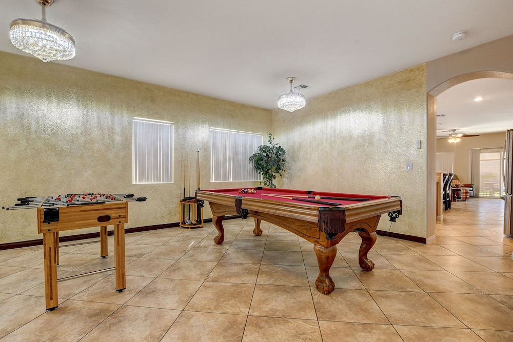 Unique Home, Pool, Hot Tub & Game Room