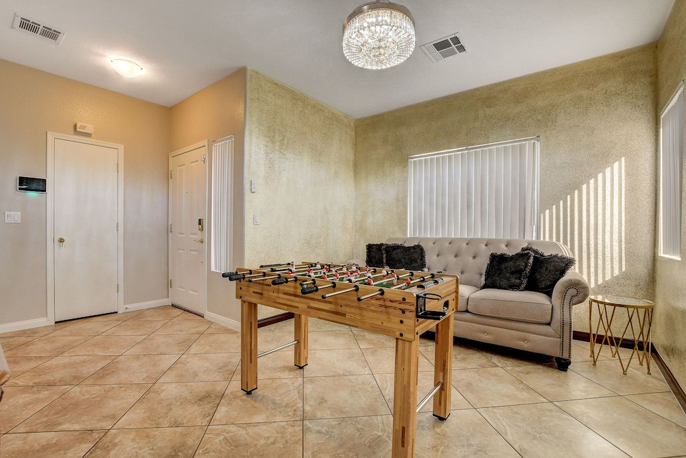 Unique Home, Pool, Hot Tub & Game Room