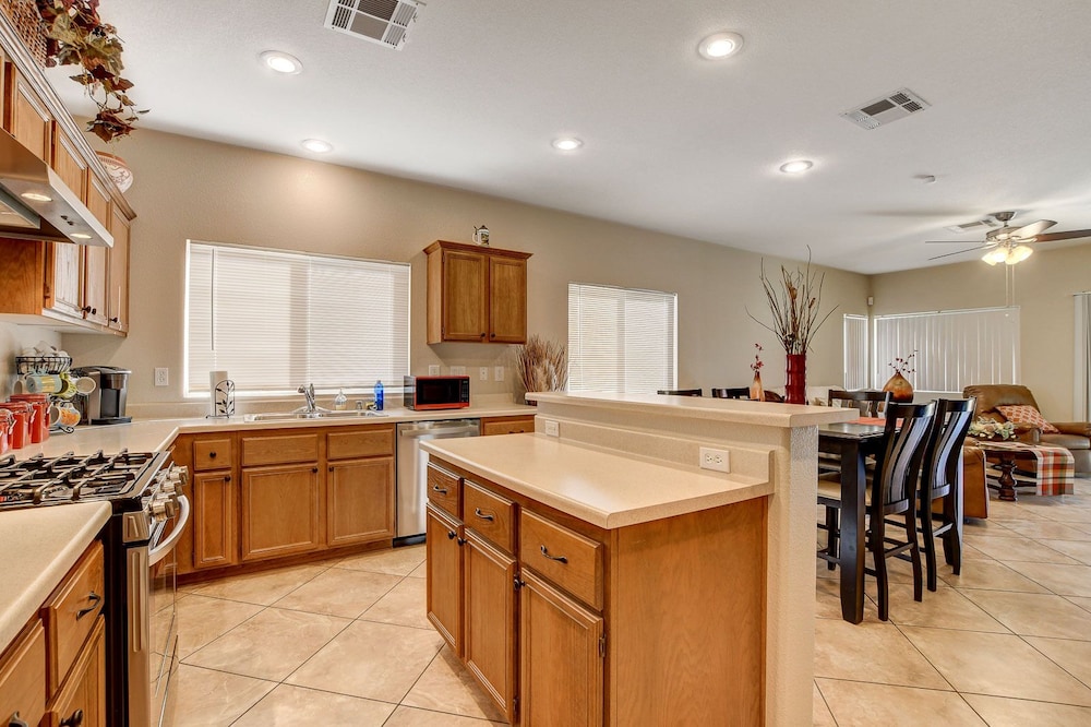 Unique Home, Pool, Hot Tub & Game Room