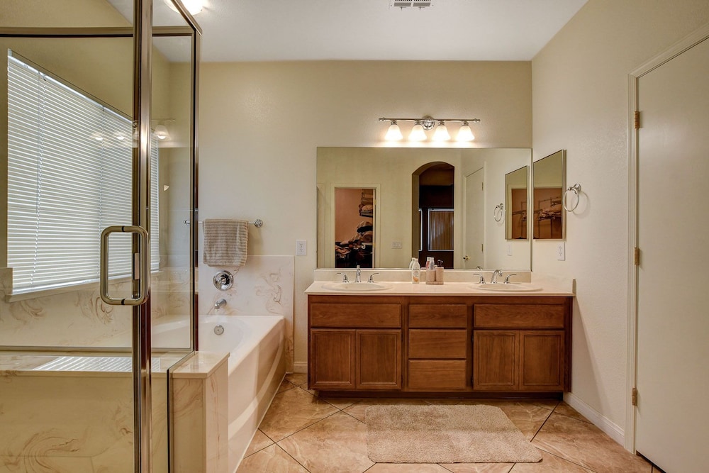 Unique Home, Pool, Hot Tub & Game Room