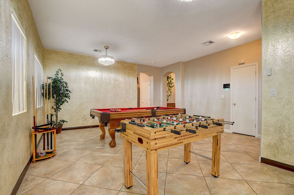 Unique Home, Pool, Hot Tub & Game Room