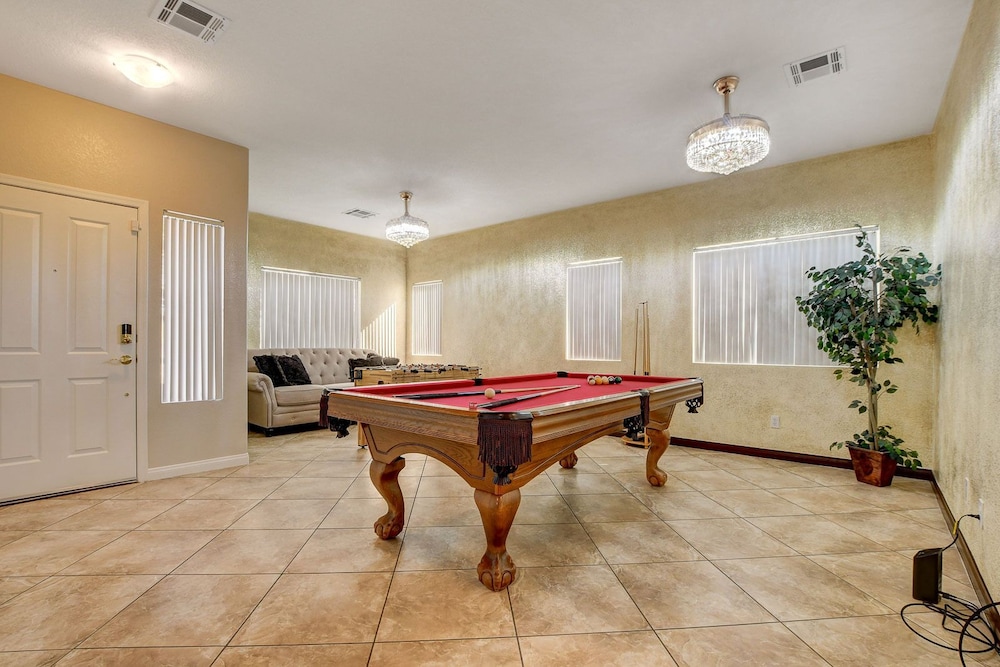 Unique Home, Pool, Hot Tub & Game Room