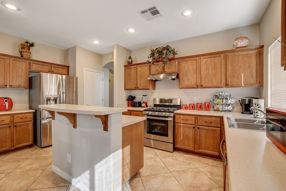 Unique Home, Pool, Hot Tub & Game Room