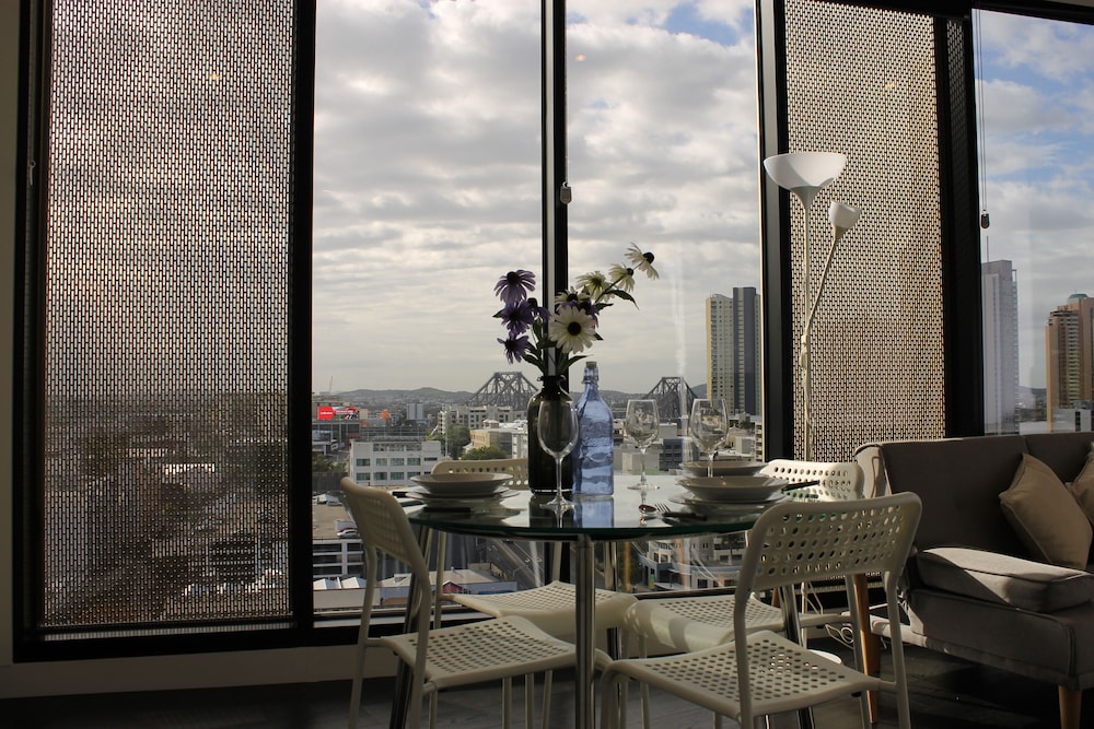 Spectacular Views of CBD & Story Bridge & Parking