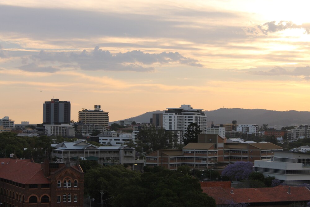 Spectacular Views of CBD & Story Bridge & Parking