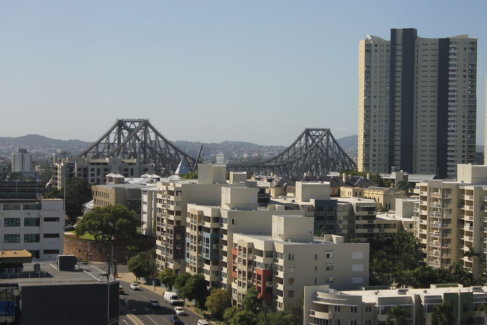 Spectacular Views of CBD & Story Bridge & Parking