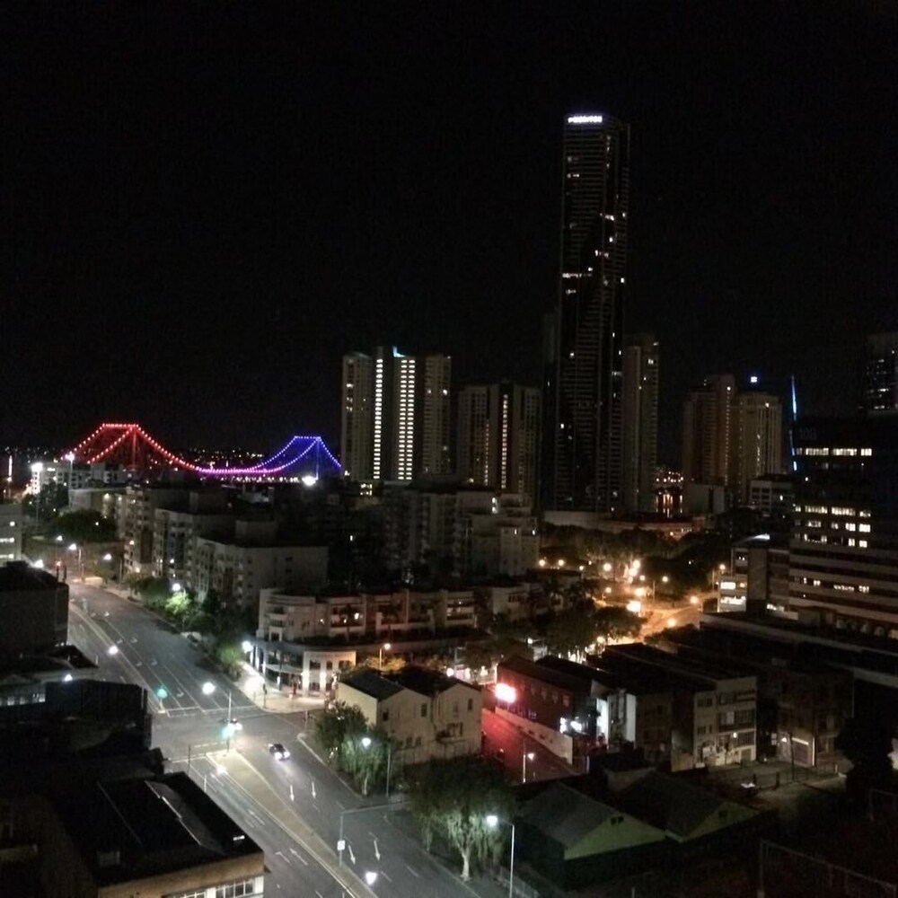 Spectacular Views of CBD & Story Bridge & Parking