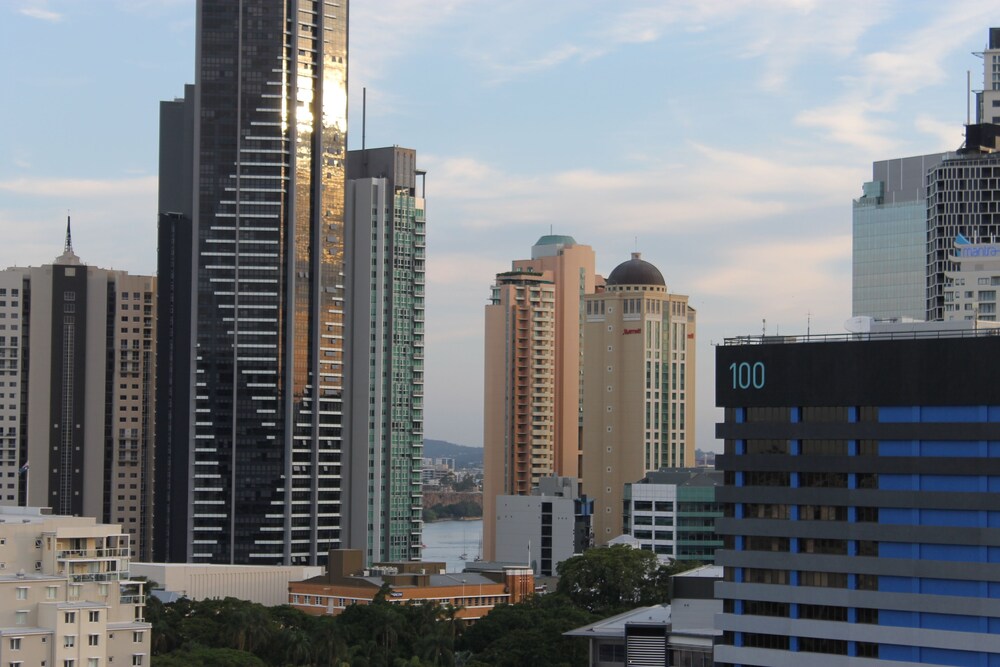 Spectacular Views of CBD & Story Bridge & Parking