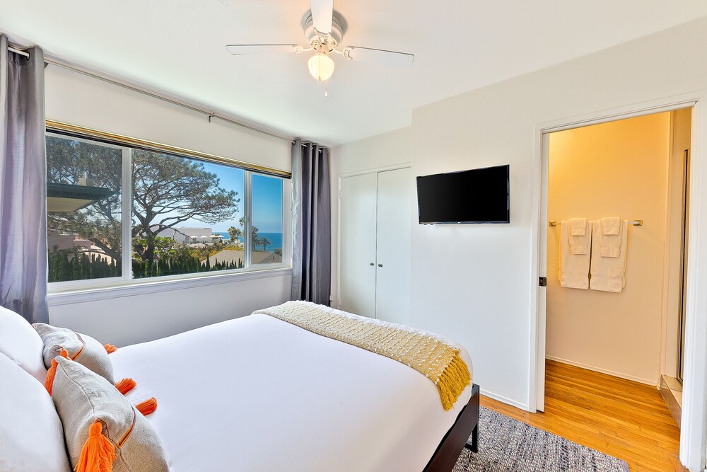 Oceanfront condo in heart of La Jolla Village easy beach access