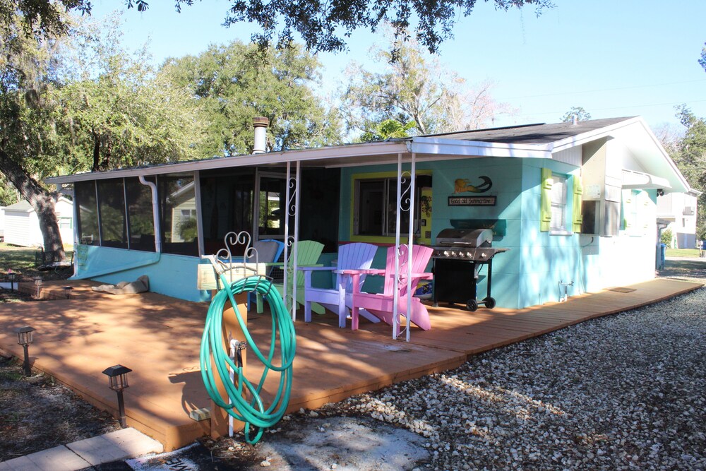 Tiki Tropical Retreat - directly on the clear Weeki Wachee River (not a canal)