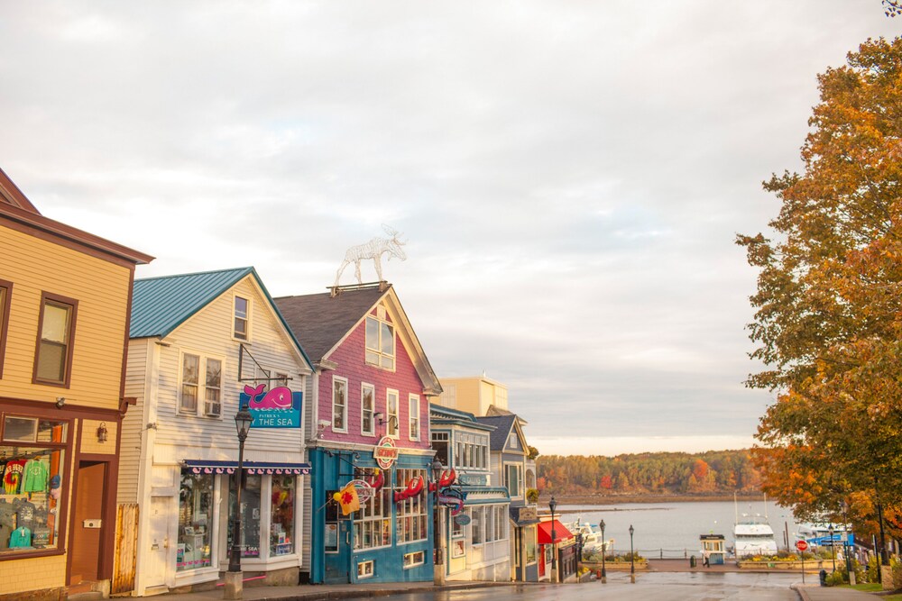 Coastal New England Gem | All-New Kitchen & Finishes | Short Walk to Harbor