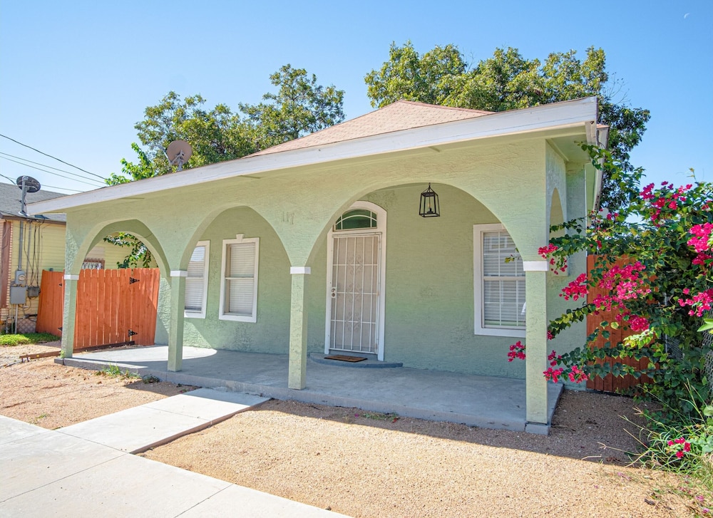 3 Br/1 BA Remodeled Home Near Downtown