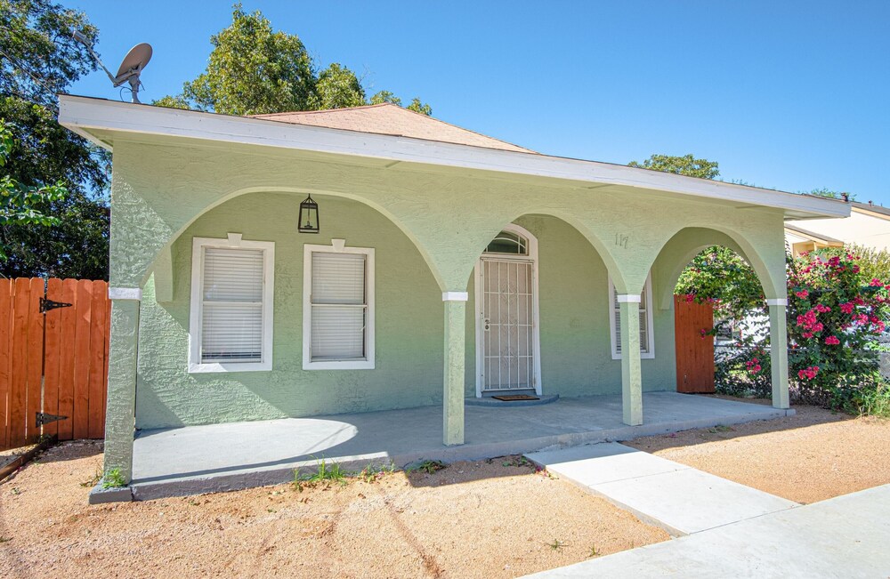 3 Br/1 BA Remodeled Home Near Downtown