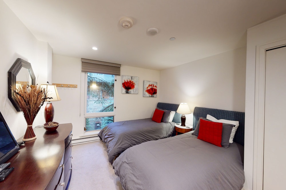 Luxe Retreat at Village Inn Plaza Pool, Hot Tub, Ski Locker, Garage