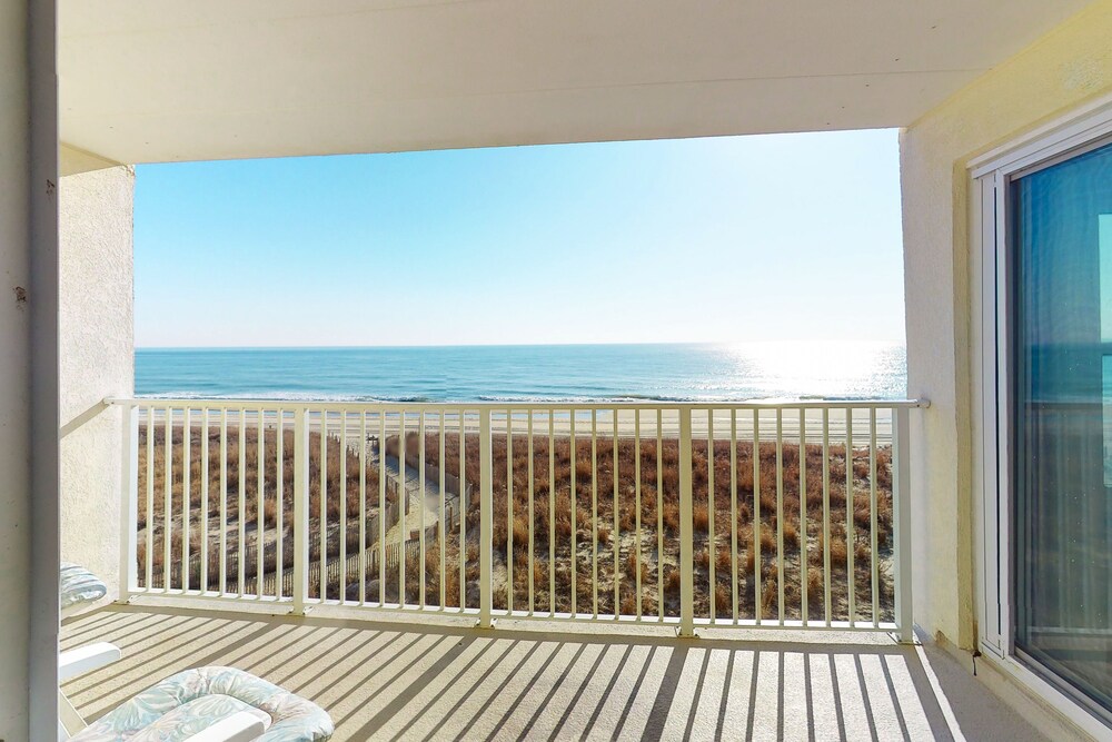 Oceanfront Condo with Balcony, Ocean Views, AC, WiFi & Shared Outdoor Pool