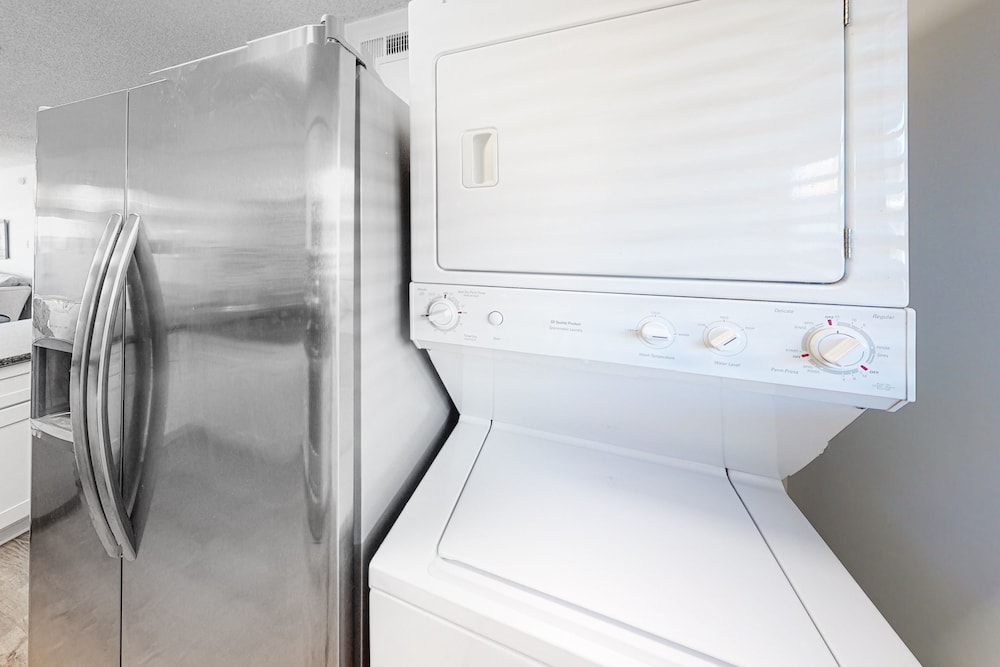 Comfortable oceanside condo w/central AC, private washer/dryer, outdoor