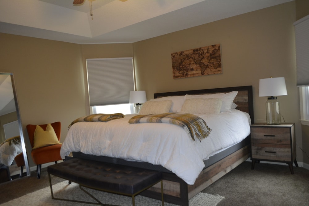 South OP, 4 BDRM, Game Room, 85" TV Overland Park Vrbo