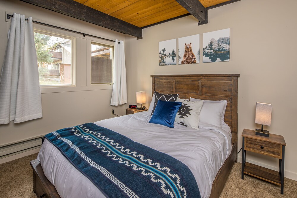 Big Sky Town Center condo w/fireplace & community pool/hot tub/sauna