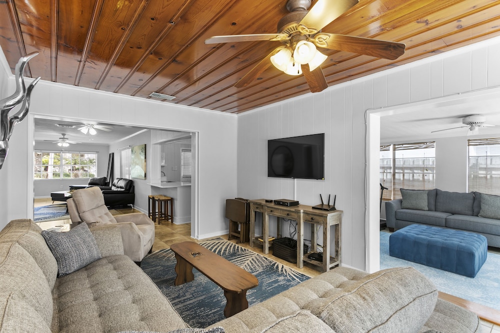 Your Perfect Island Oasis Awaits! Heated Pool!