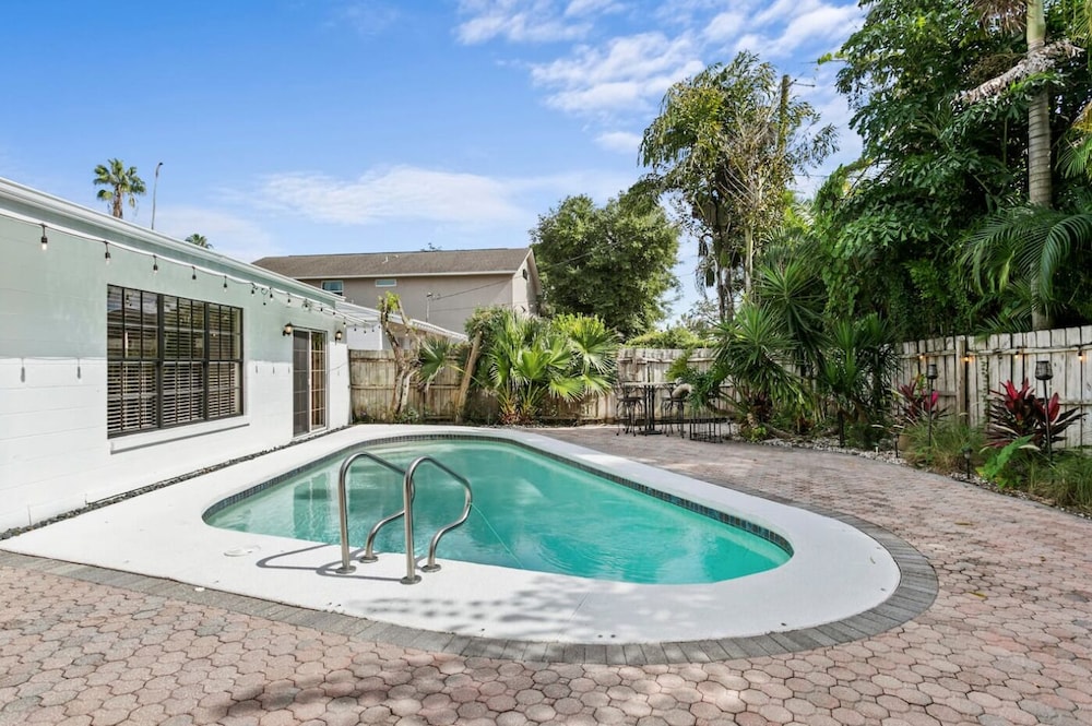 Your Perfect Island Oasis Awaits! Heated Pool!
