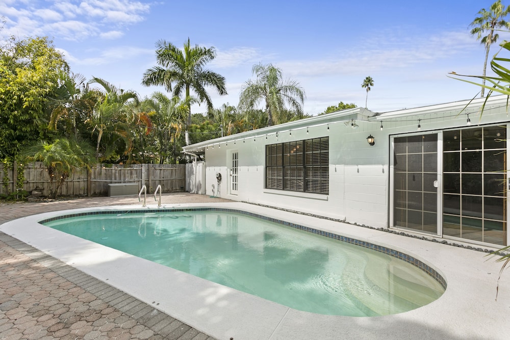 Your Perfect Island Oasis Awaits! Heated Pool!