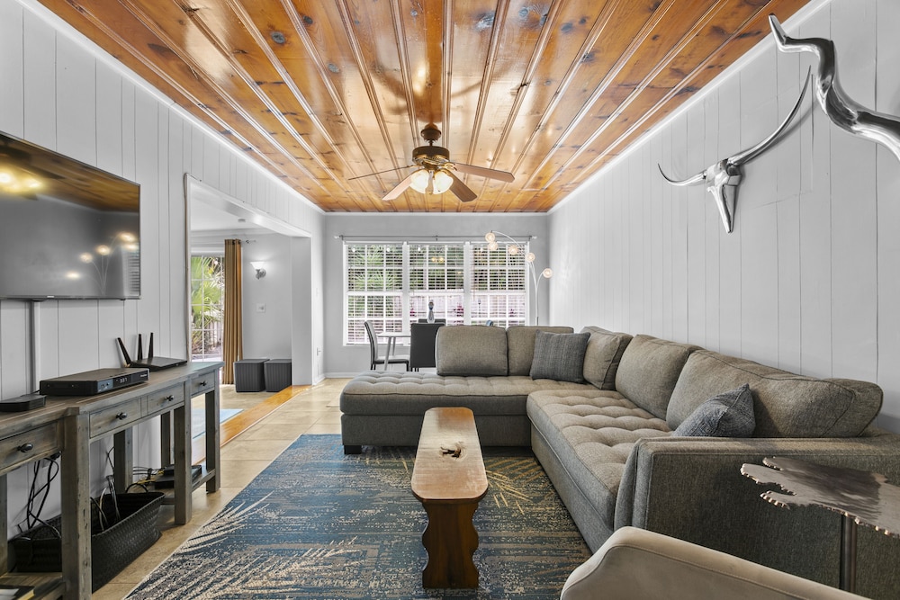 Your Perfect Island Oasis Awaits! Heated Pool!