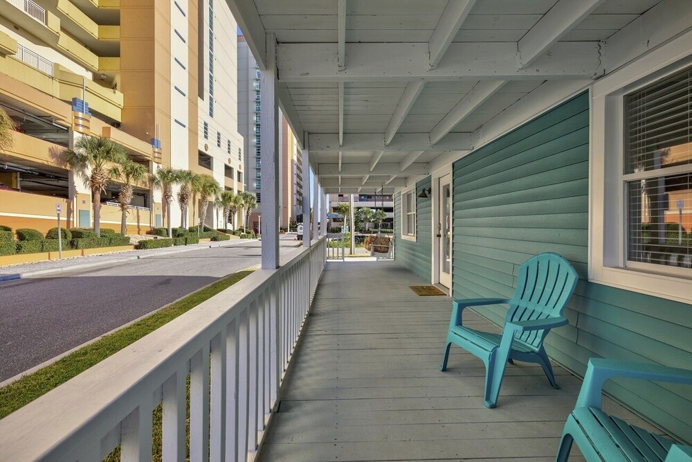 Top and bottom floor units rented together. Walk to the beach! Near Main St!