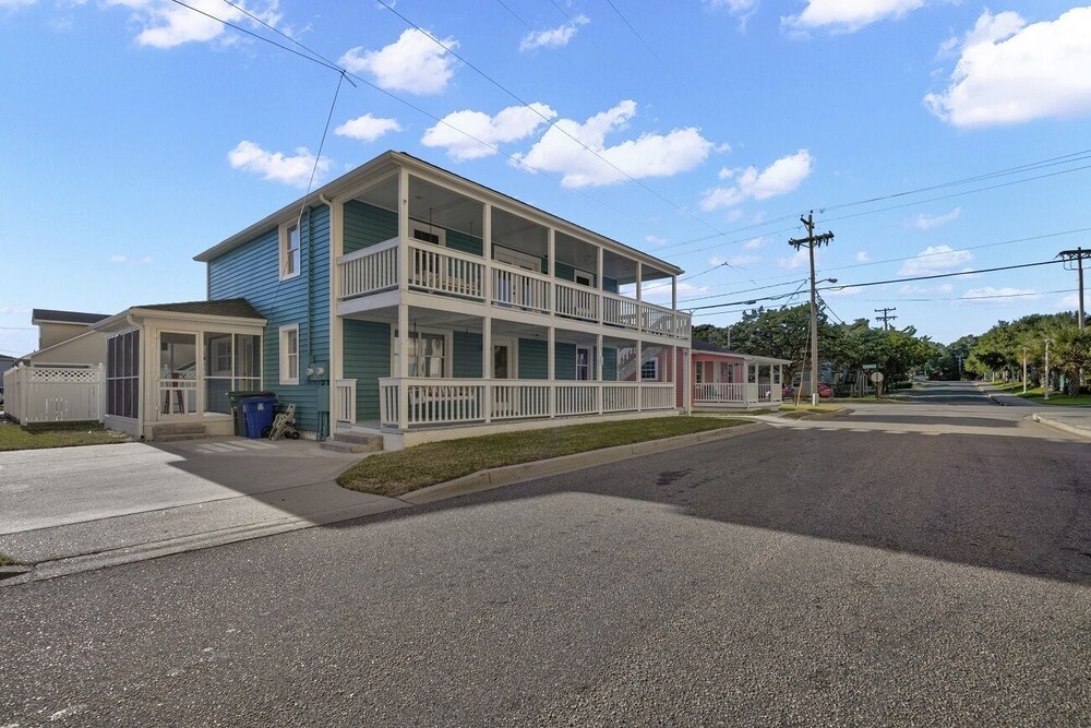 Top and bottom floor units rented together. Walk to the beach! Near Main St!
