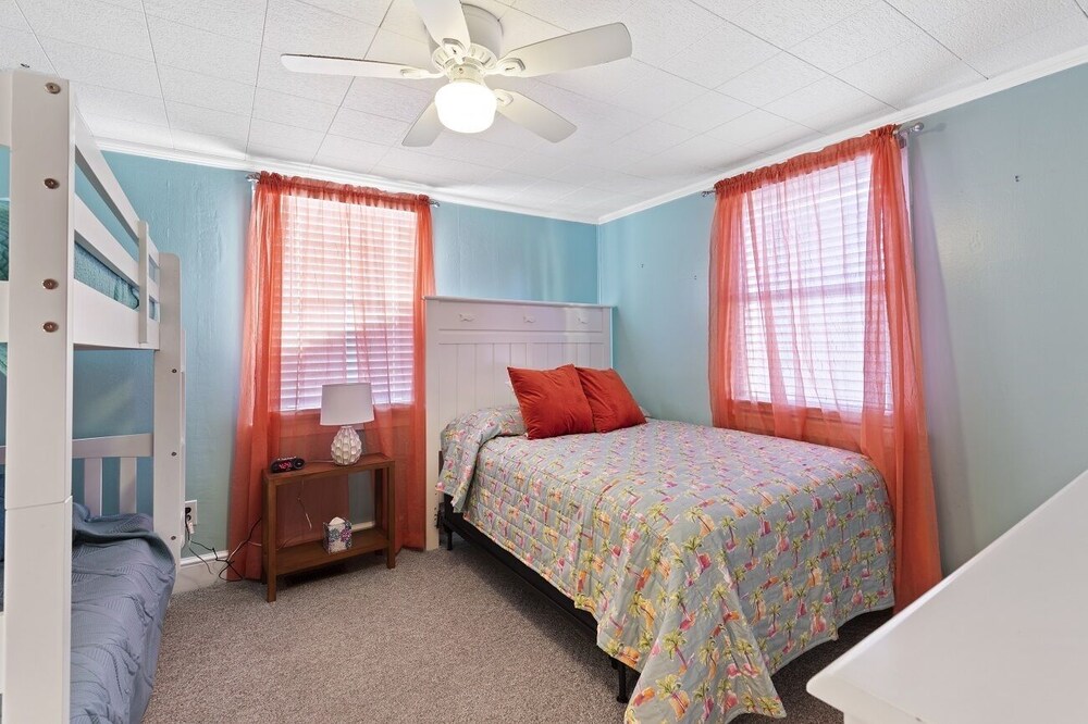 Top and bottom floor units rented together. Walk to the beach! Near Main St!