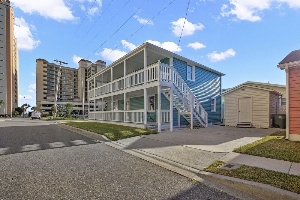 Top and bottom floor units rented together. Walk to the beach! Near Main St!