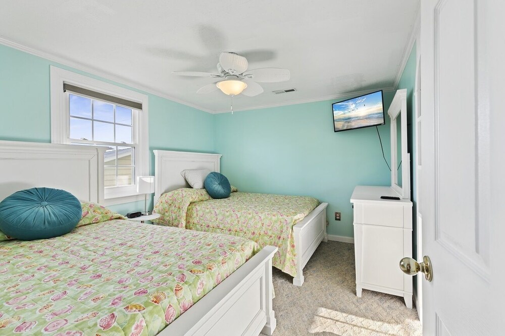 Top and bottom floor units rented together. Walk to the beach! Near Main St!