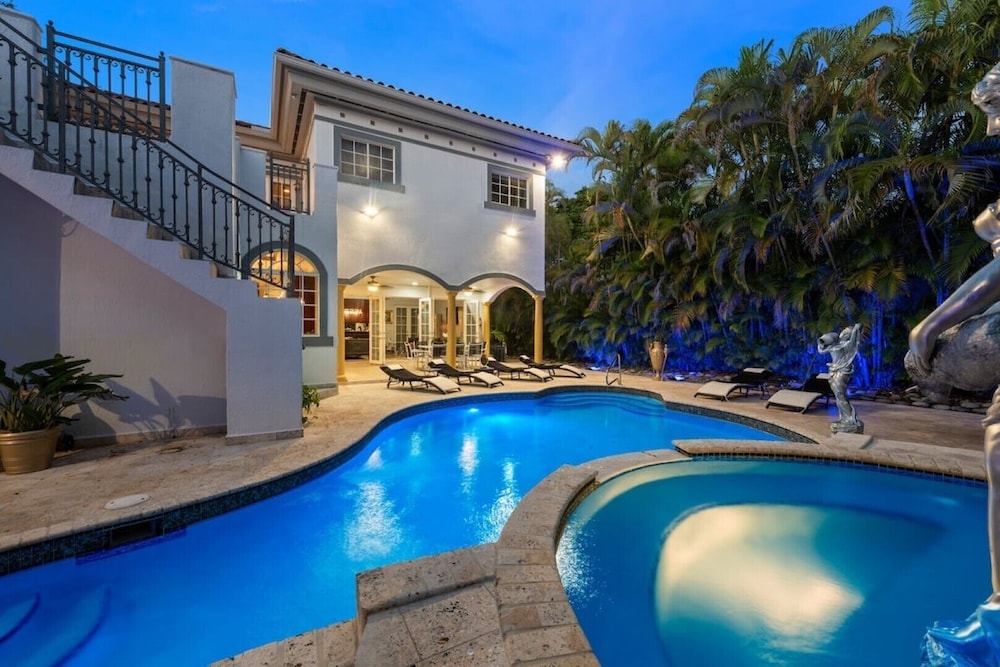 8BR Majestic Pool Paradise