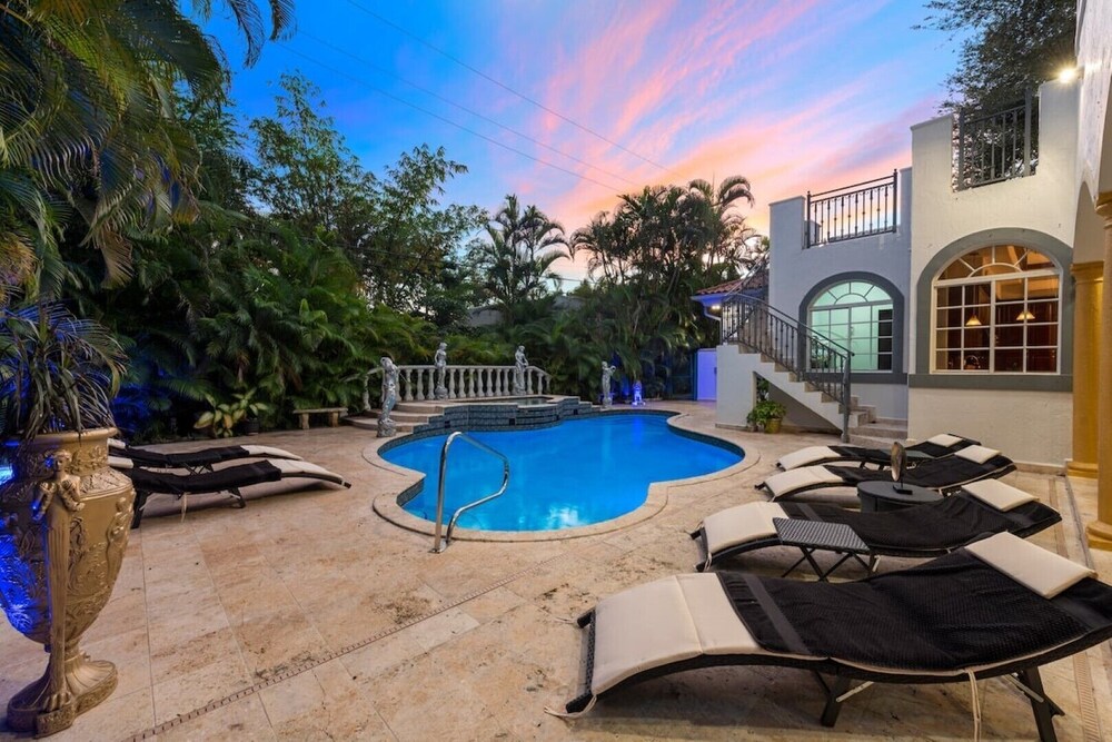 8BR Majestic Pool Paradise