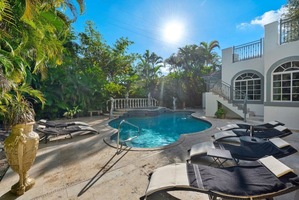 8BR Majestic Pool Paradise