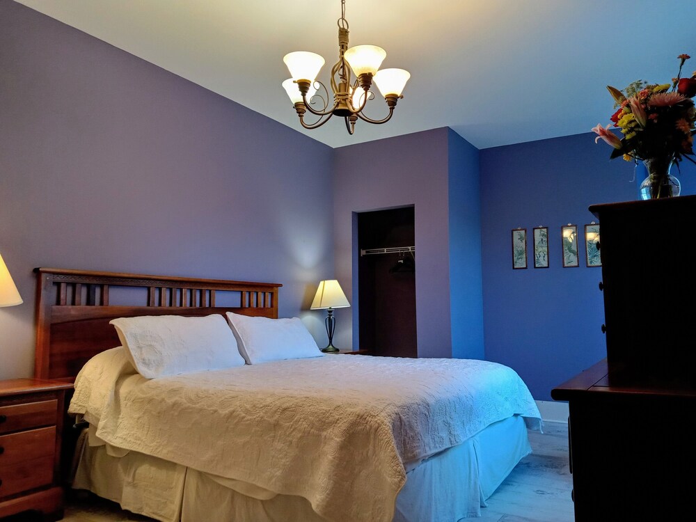 Cozy king ensuite room in historic railroad inn