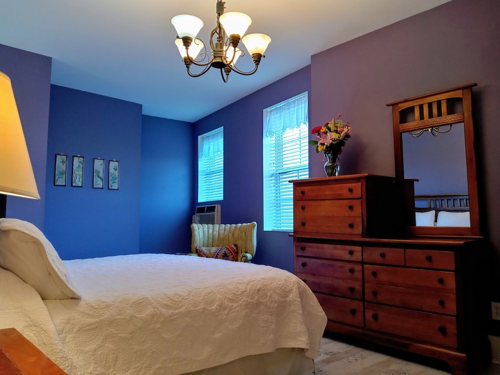 Cozy king ensuite room in historic railroad inn