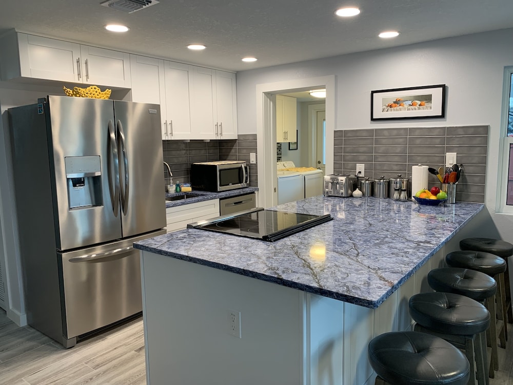 Sunny Tampa Modern: Easy Walk to Downtown Riverwalk, Restaurants, Parks,Concerts