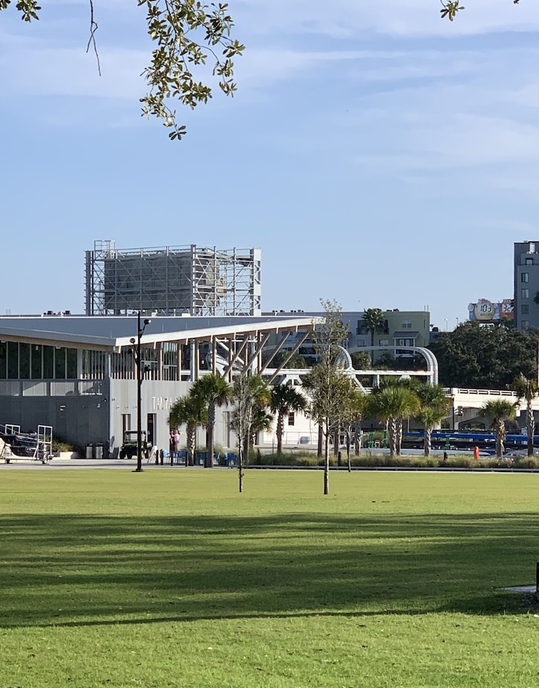 Sunny Tampa Modern: Easy Walk to Downtown Riverwalk, Restaurants, Parks,Concerts