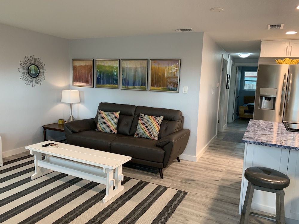 Sunny Tampa Modern: Easy Walk to Downtown Riverwalk, Restaurants, Parks,Concerts