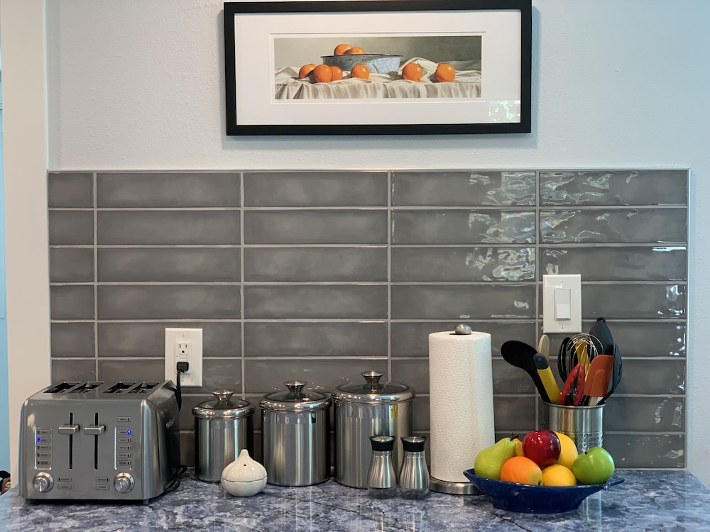 Sunny Tampa Modern: Easy Walk to Downtown Riverwalk, Restaurants, Parks,Concerts