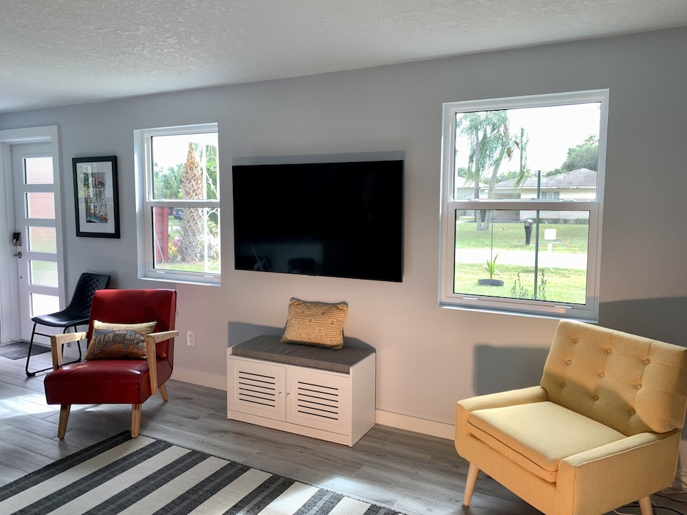 Sunny Tampa Modern: Easy Walk to Downtown Riverwalk, Restaurants, Parks,Concerts