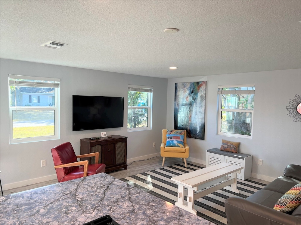 Sunny Tampa Modern: Easy Walk to Downtown Riverwalk, Restaurants, Parks,Concerts