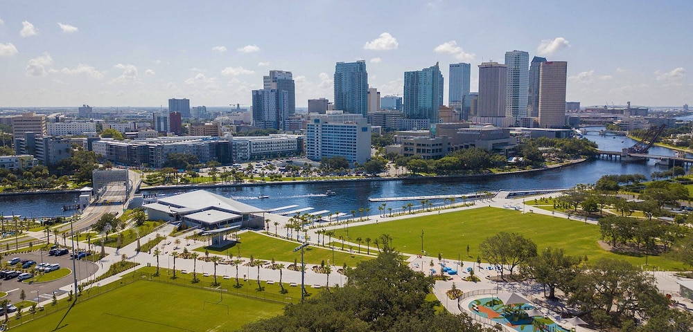 Sunny Tampa Modern: Easy Walk to Downtown Riverwalk, Restaurants, Parks,Concerts