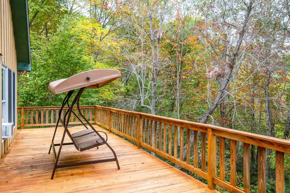 Dog-Friendly Secluded Home with WiFi, Private Washer/Dryer, Grill, and Firepit