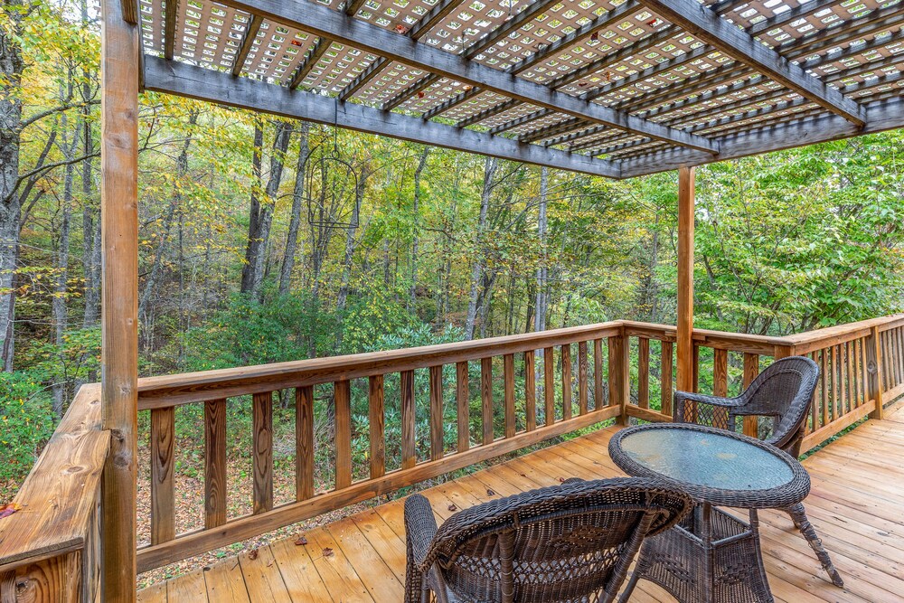 Dog-Friendly Secluded Home with WiFi, Private Washer/Dryer, Grill, and Firepit